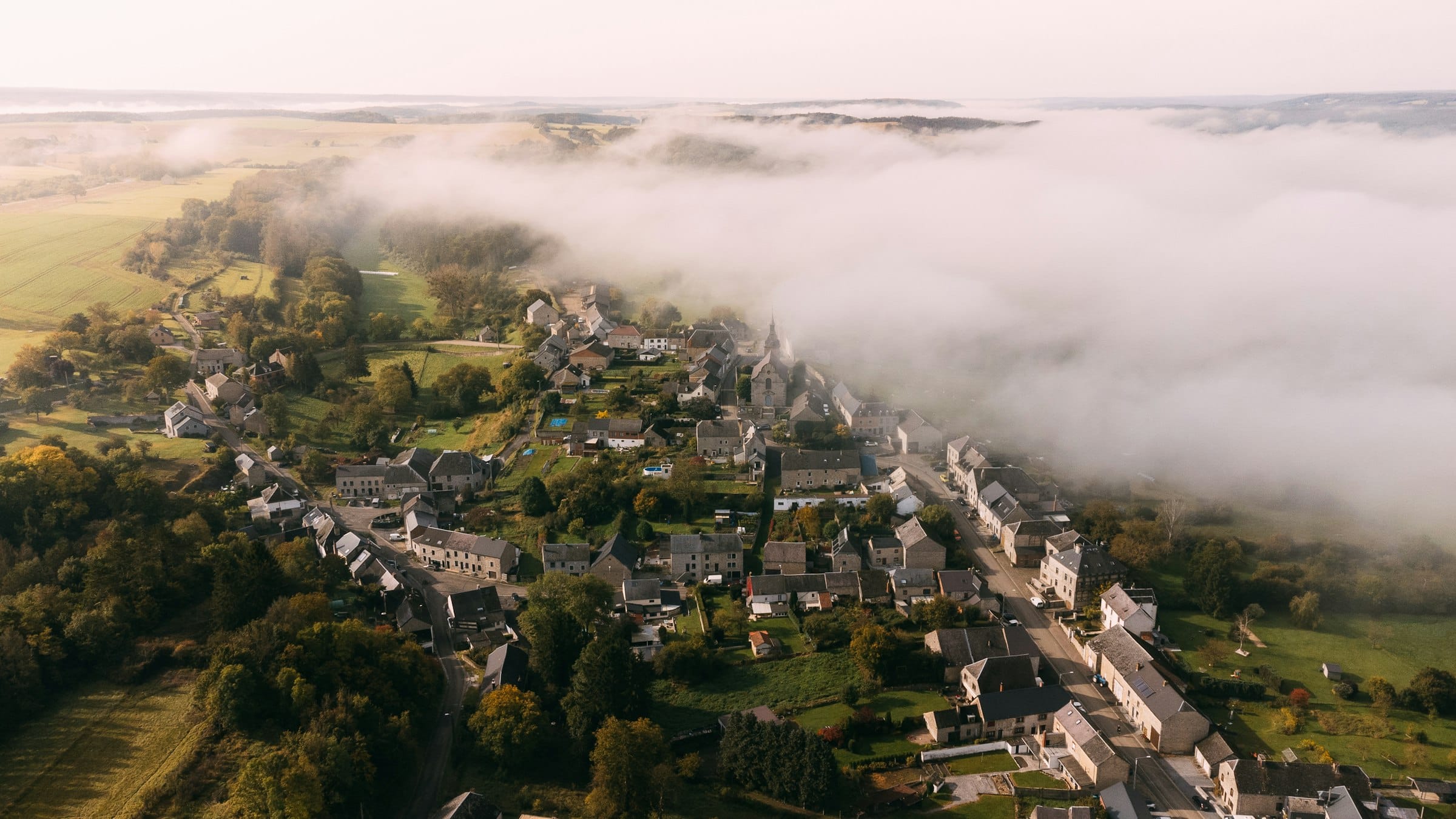 Dorp in het groen, vanuit de lucht